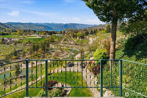 $949,000 | 404 South Clifford Street, Chelan, WA 98816