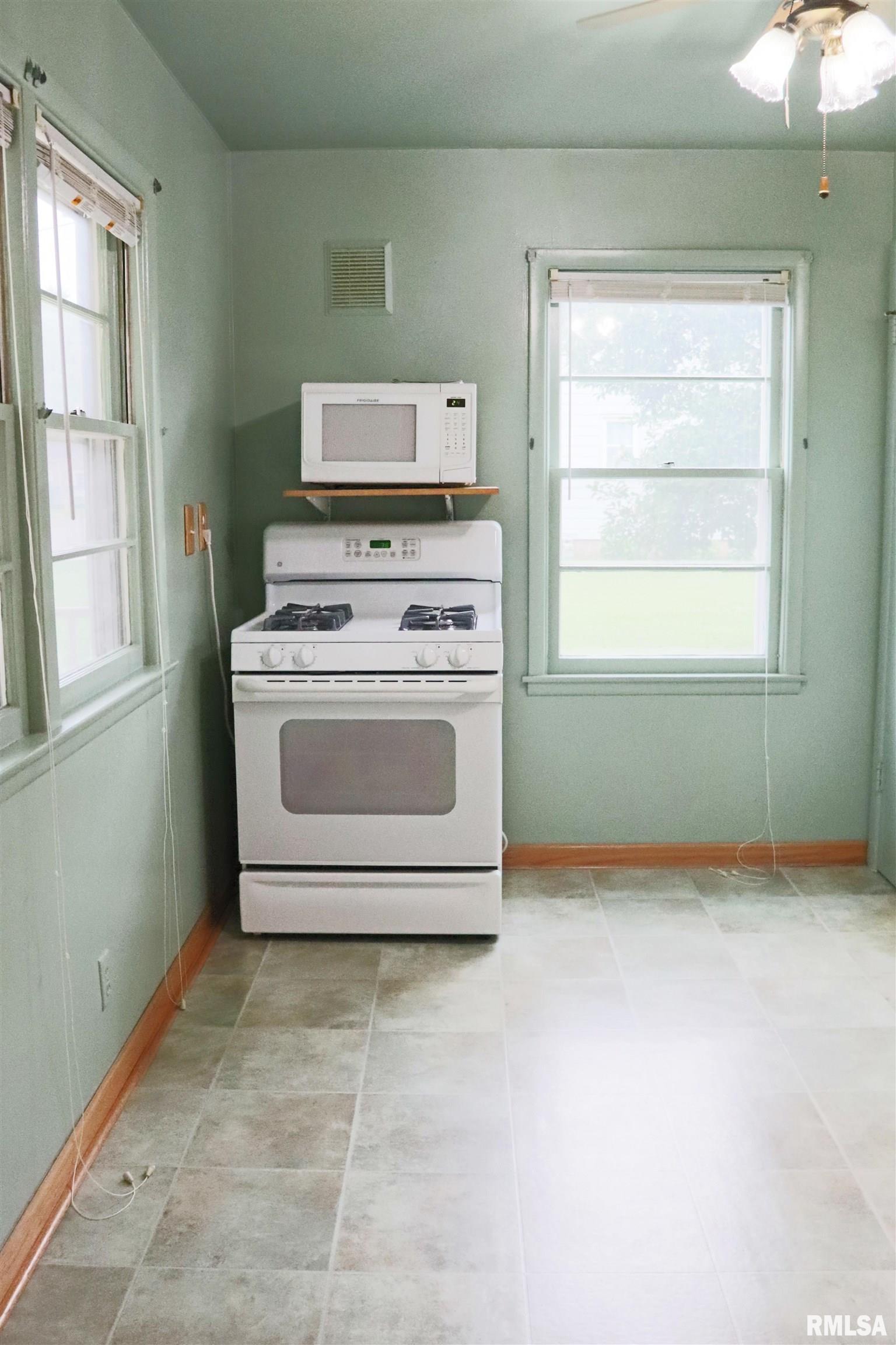 1008 McMullen Road Bartonville, IL 61607 - Photo 10 of 36 Gallery Image 10