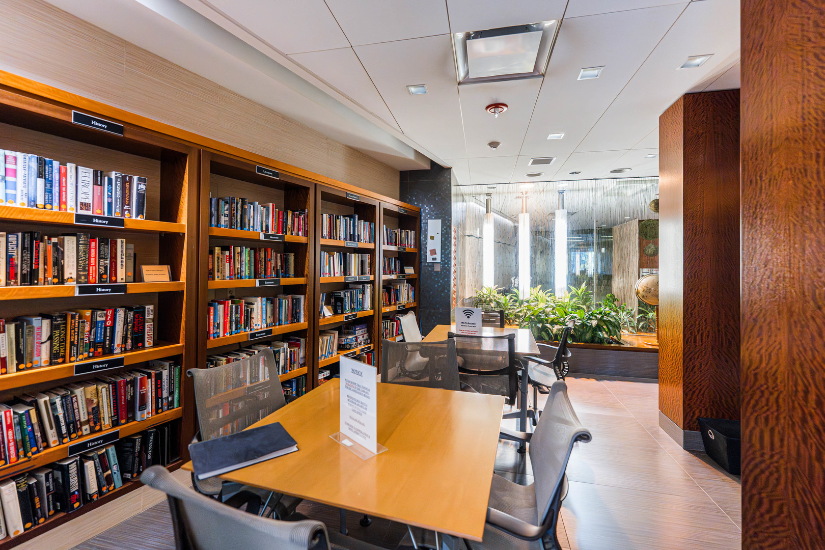 400 East Randolph Street, Unit 3629 Chicago, IL 60601 - Photo 20 of 36 a room with furniture and a book shelf