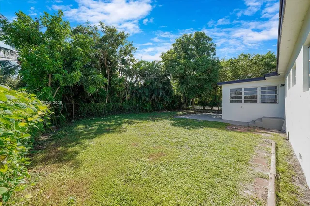 a view of a backyard