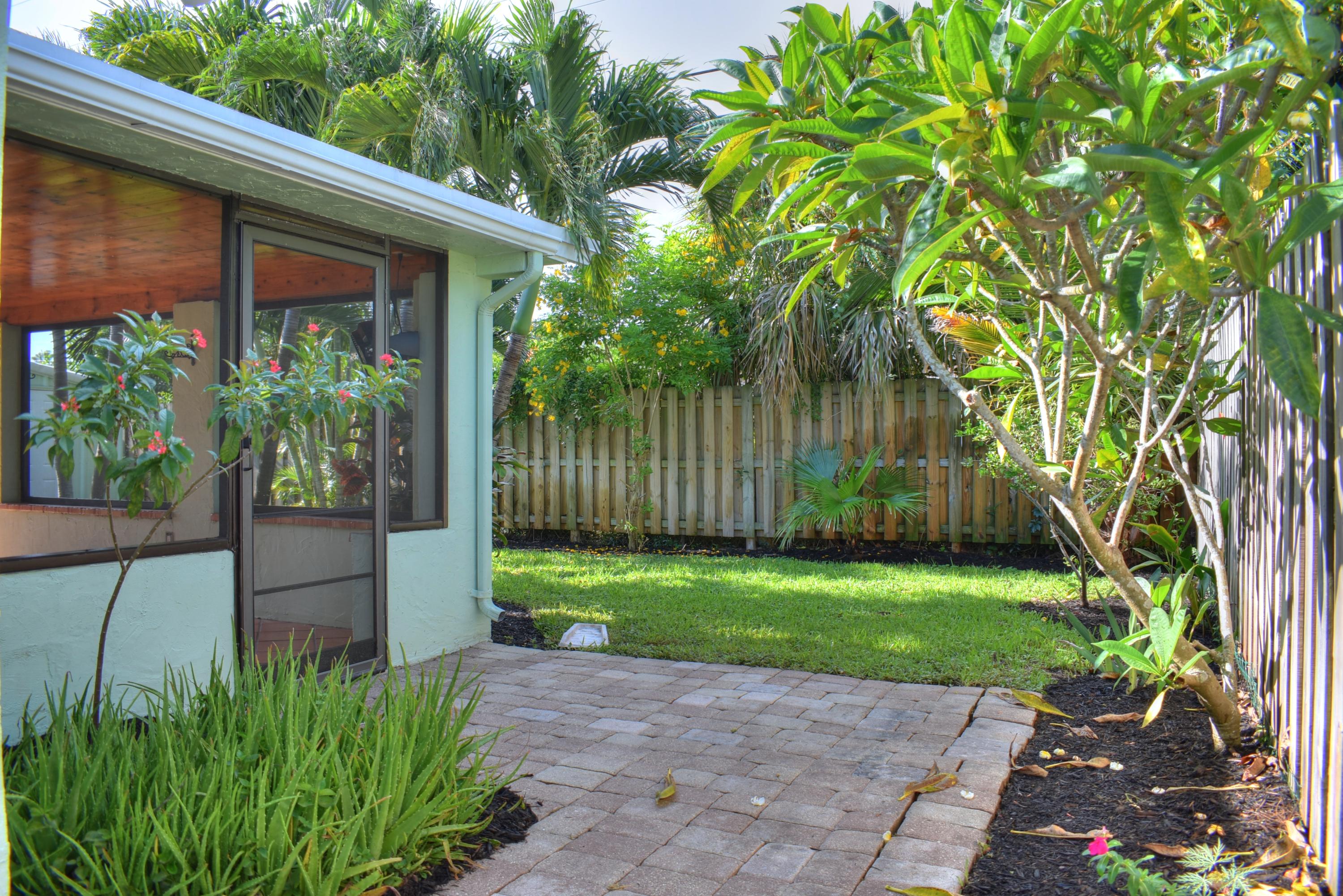 3698 Bahama Road Palm Beach Gardens, FL 33410 - Photo 19 of 25 Side to rear
