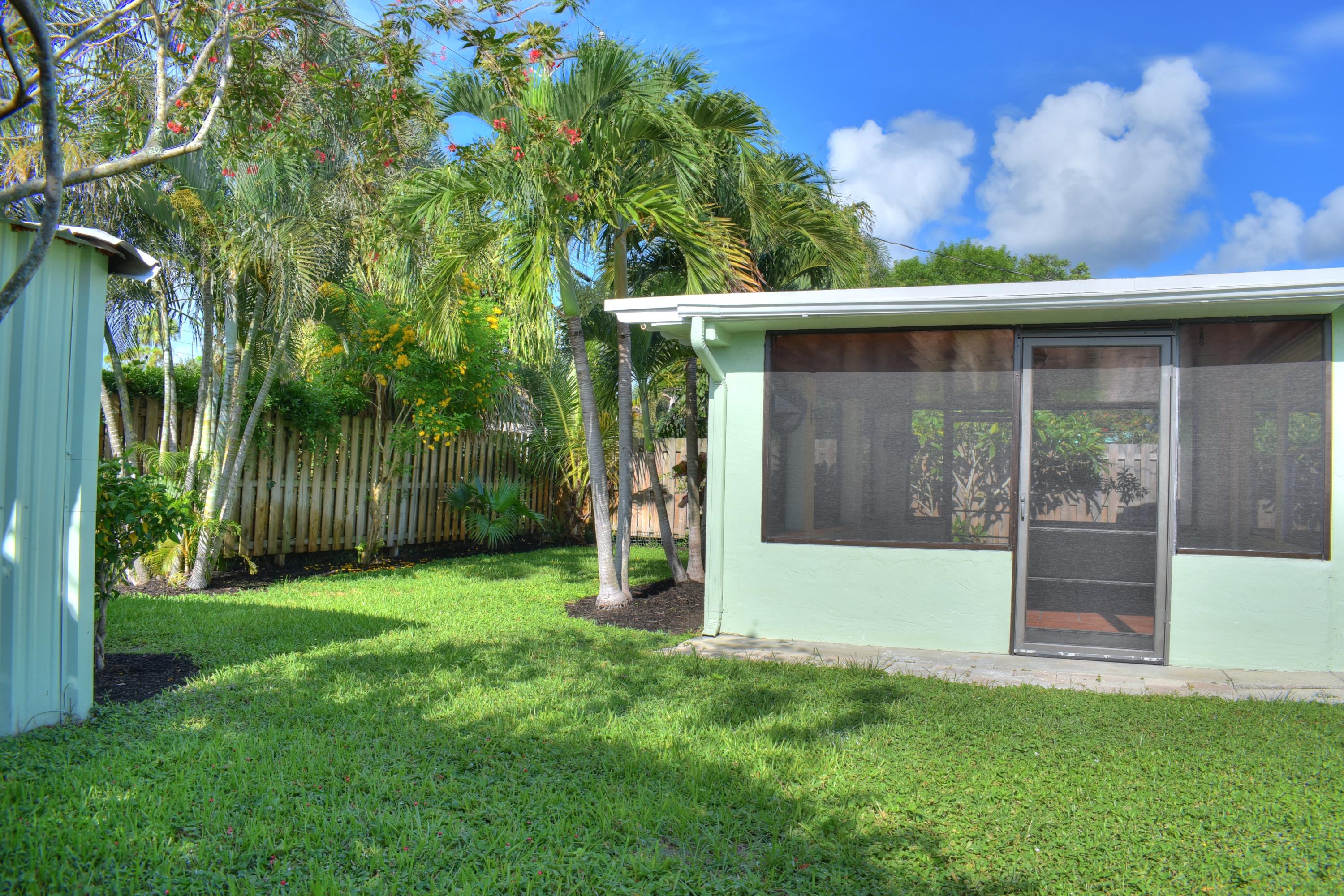 3698 Bahama Road Palm Beach Gardens, FL 33410 - Photo 20 of 25 Back yard