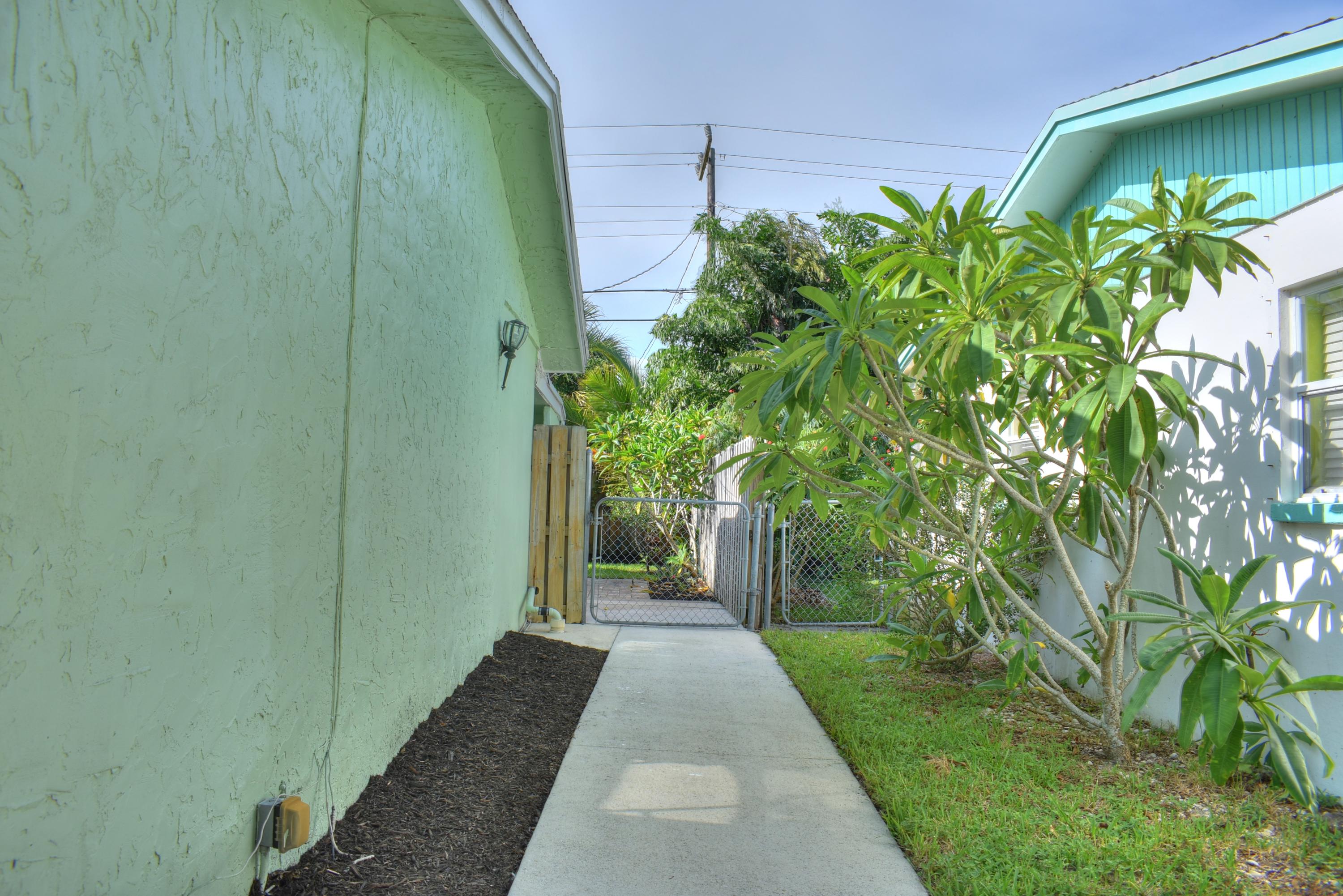 3698 Bahama Road Palm Beach Gardens, FL 33410 - Photo 21 of 25 Side yard
