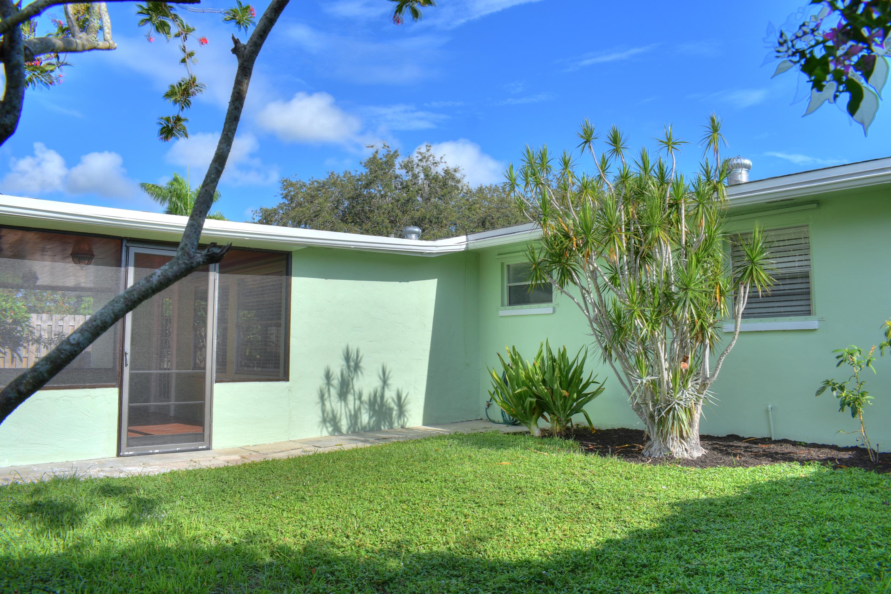 3698 Bahama Road Palm Beach Gardens, FL 33410 - Photo 22 of 25 yard to patio