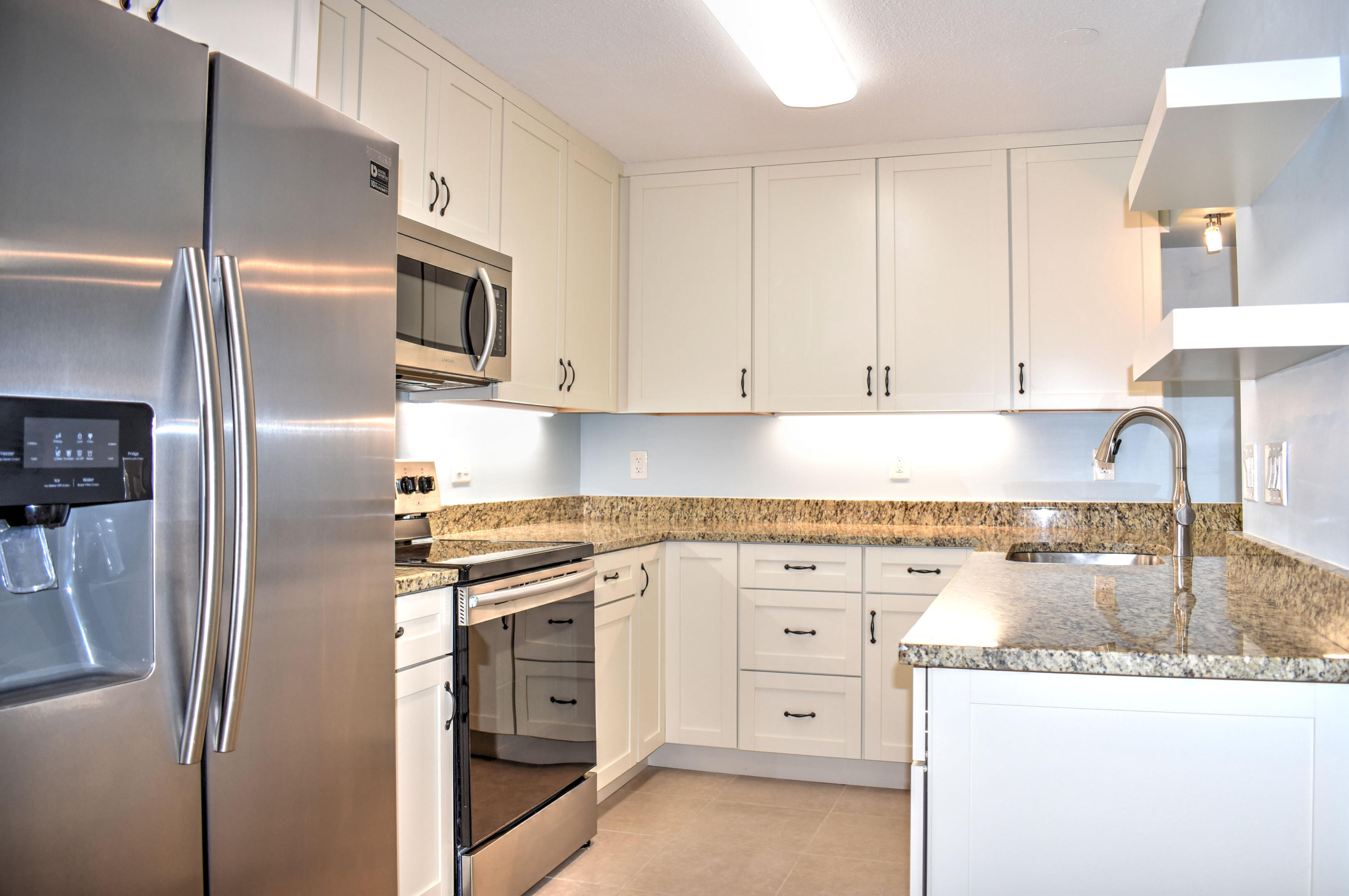 3698 Bahama Road Palm Beach Gardens, FL 33410 - Photo 4 of 25 kitchen