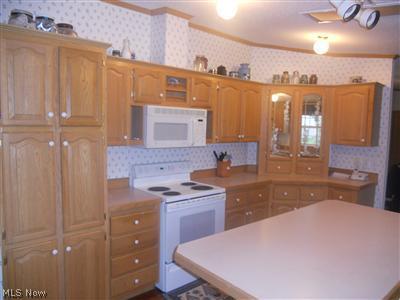 7992 State Rte 5 Kinsman, OH 44428 - Photo 3 of 13 Oak kitchen