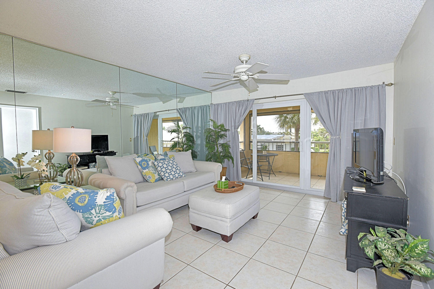 1100 Surf Road, Unit 216 Riviera Beach, FL 33404 - Photo 2 of 19 Living room
