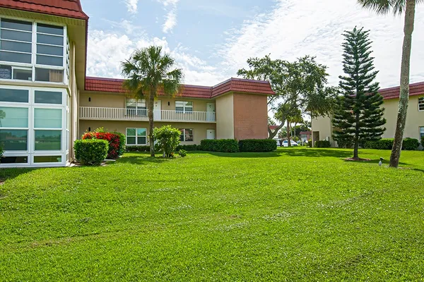 $123,900 | 78 Royal Oak Drive, Unit 201, Vero Beach, FL 32962