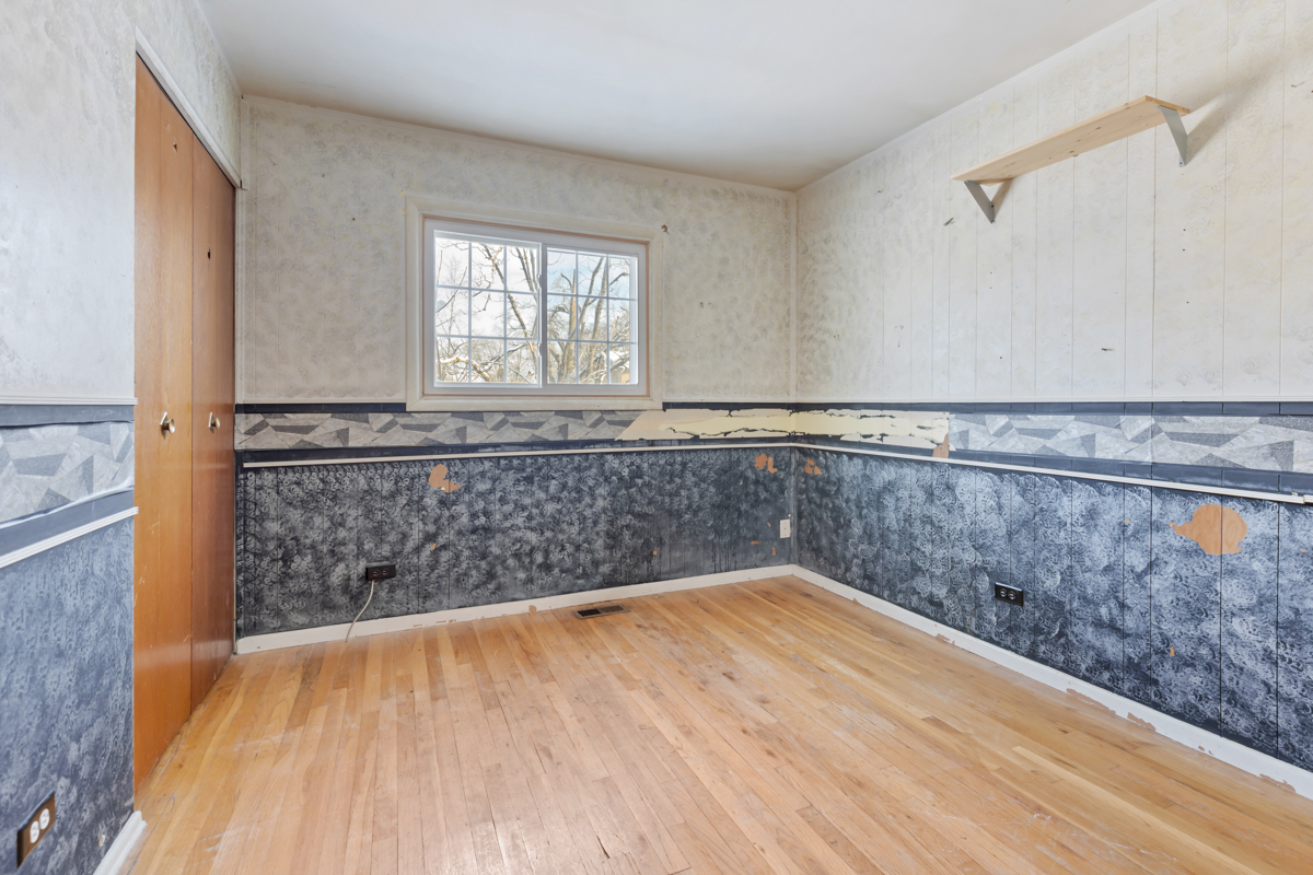 1950 Ashley Road Hoffman Estates, IL 60169 - Photo 12 of 19 a view of a bathtub in a room