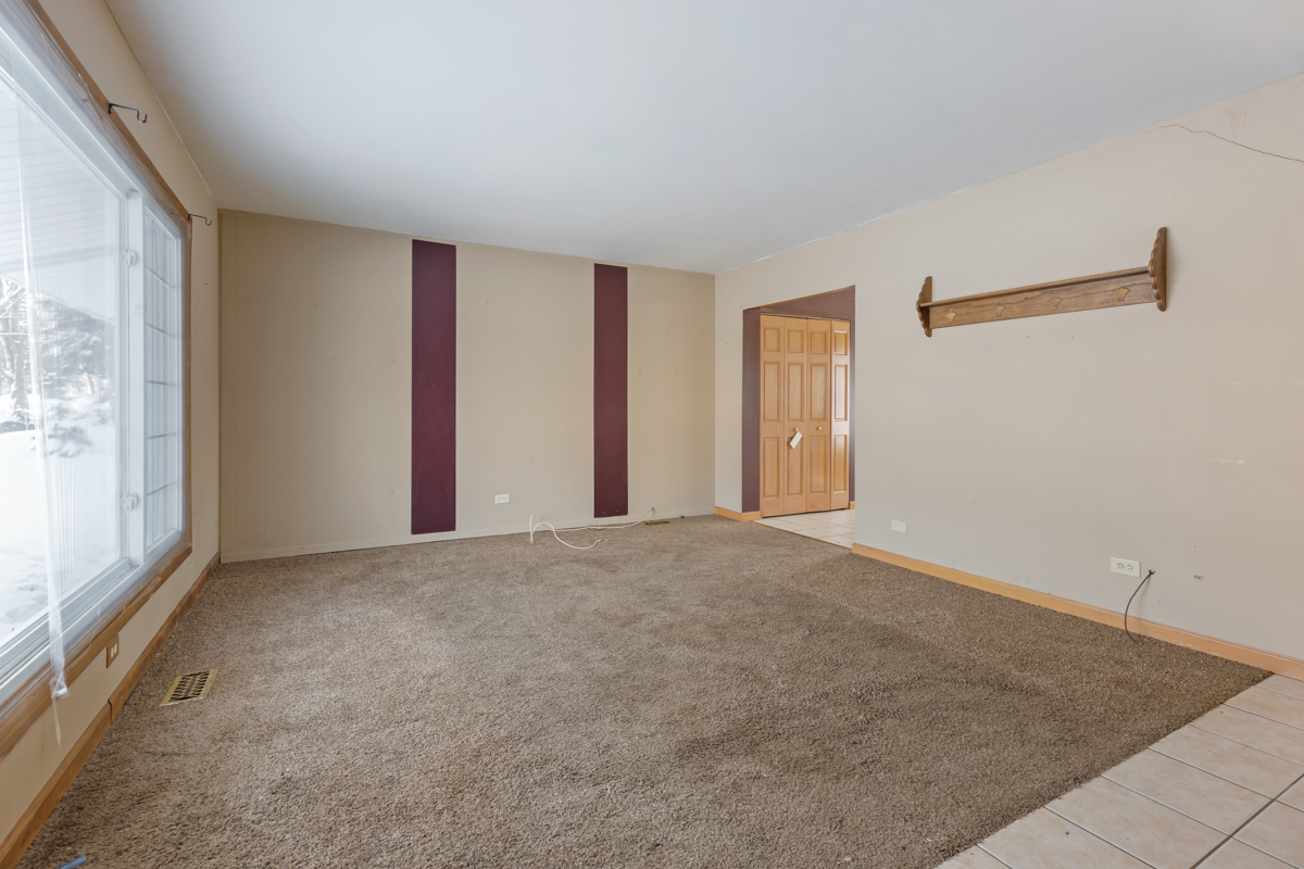 1950 Ashley Road Hoffman Estates, IL 60169 - Photo 3 of 19 an empty room with windows and closet