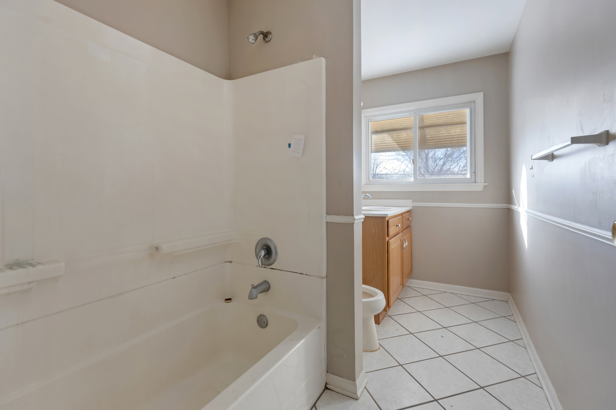 1950 Ashley Road Hoffman Estates, IL 60169 - Photo 9 of 19 a bathroom with a bathtub