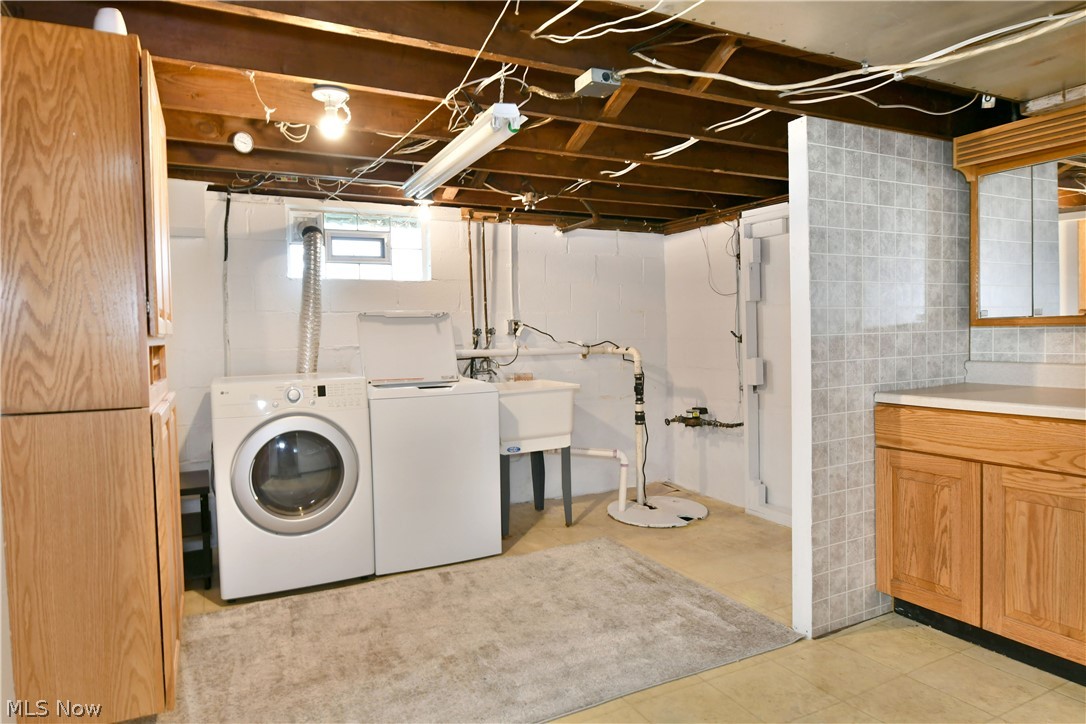 1071 Niles Vienna Road Vienna, OH 44473 - Photo 29 of 35 Laundry room with washer and dryer and light tile floors