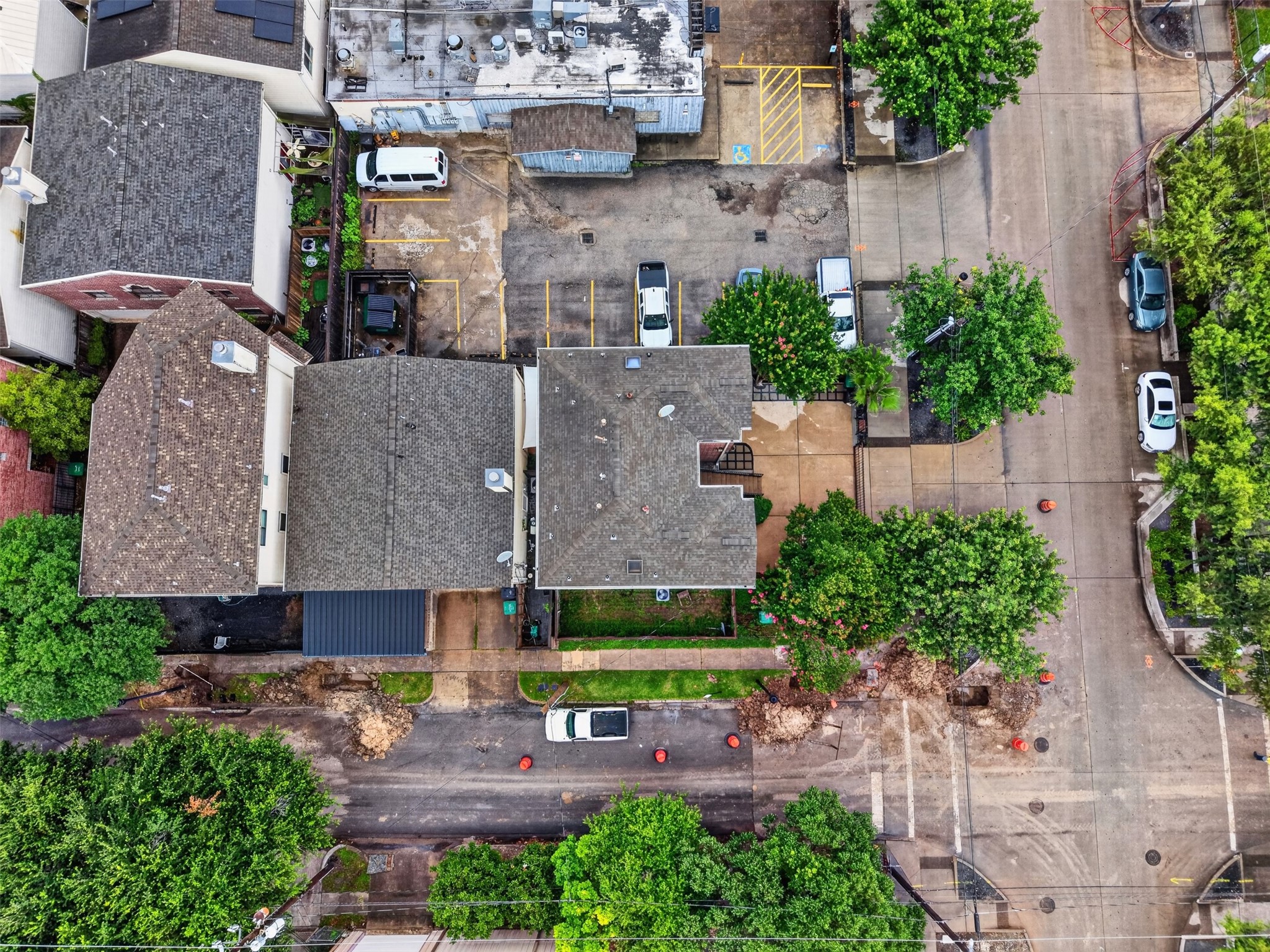 2716 Bagby Street Houston, TX 77006 - Photo 28 of 29 an aerial view of a house with a garden and a yard