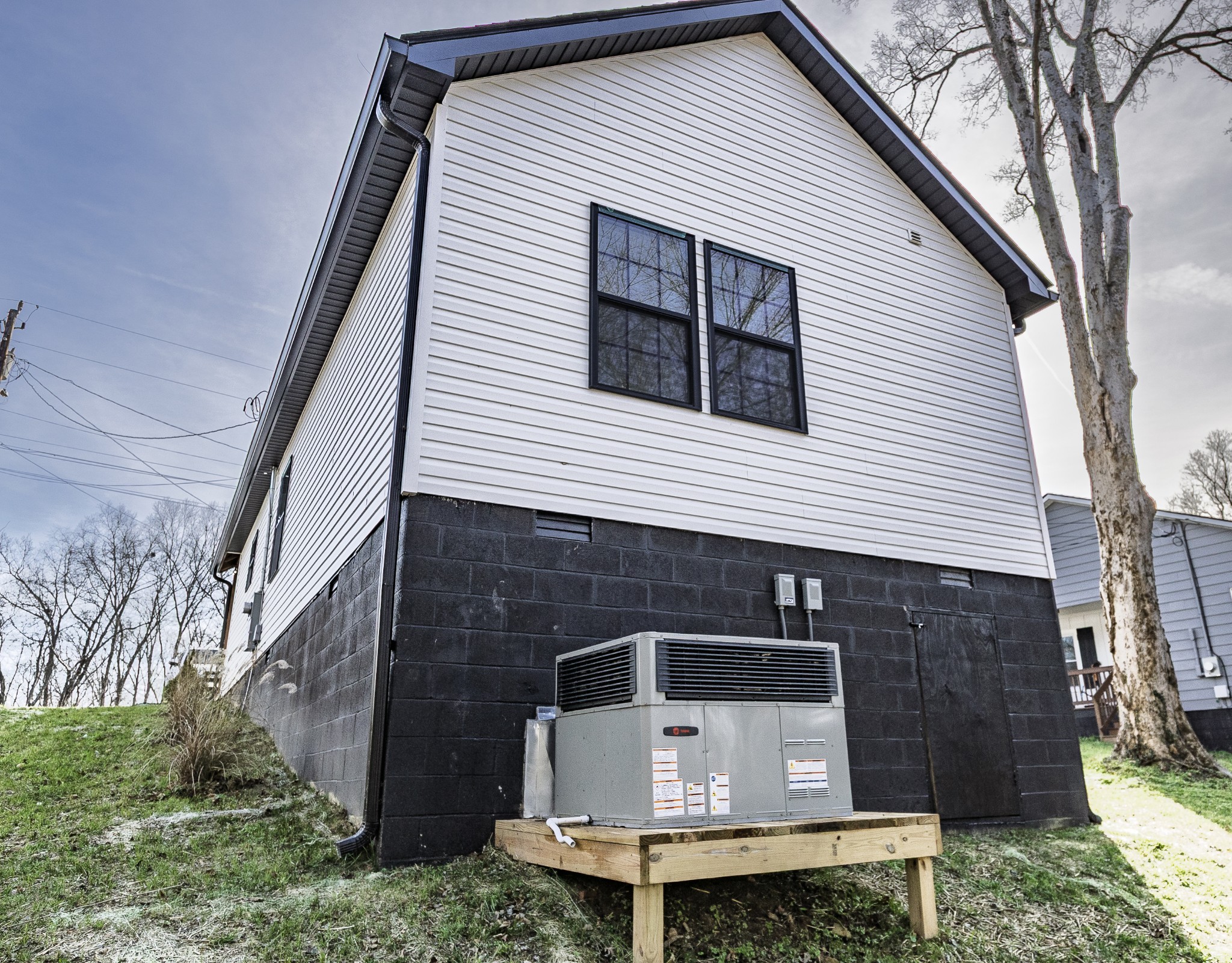 112 Wells Street Centerville, TN 37033 - Photo 20 of 22 a front view of a house with a garden
