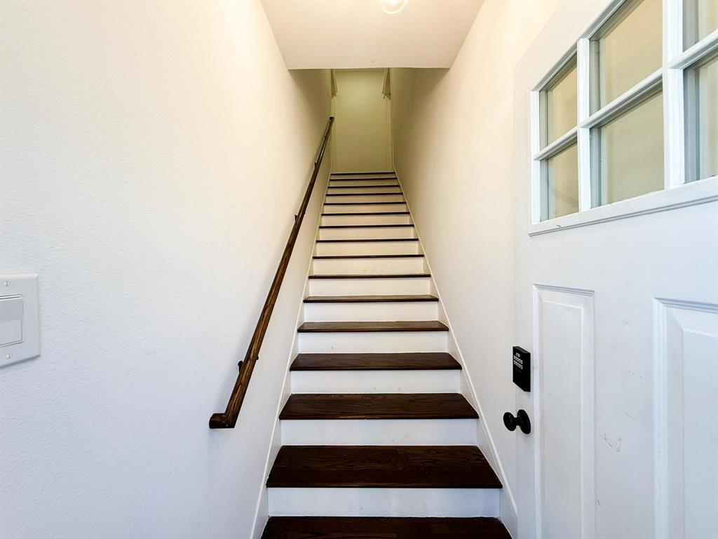 4114 Junius Street, Unit B Dallas, TX 75246 - Photo 4 of 23 a view of entryway