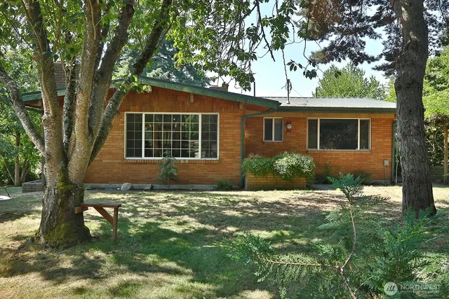 a view of a house with a yard