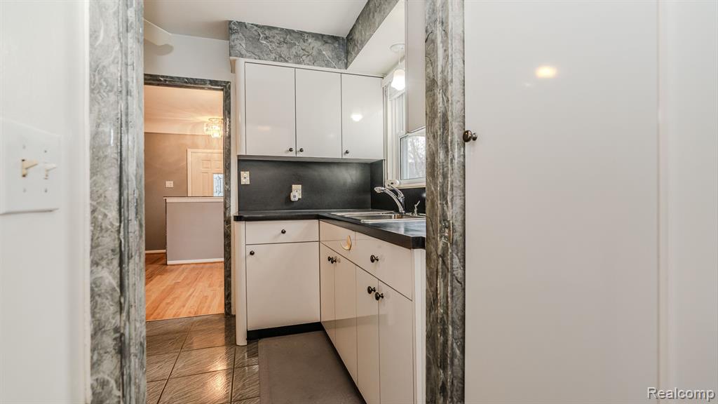 1295 Columbia Road Berkley, MI 48072 - Photo 14 of 53