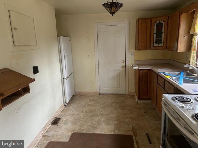 4211 Hunter Road South Hampstead, MD 21074 - Photo 6 of 18 a kitchen with a stove and a refrigerator