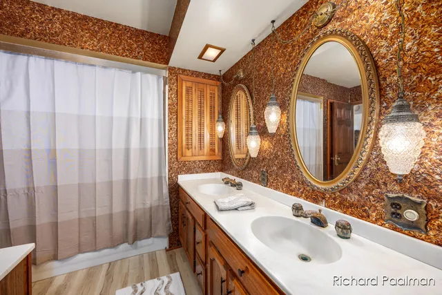 $575,000 | 7472 84th Street Southeast, Caledonia, MI 49316