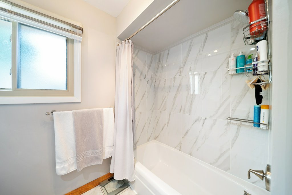365 West Myrick Avenue Addison, IL 60101 - Photo 20 of 49 a bathroom with a bathtub and a shower