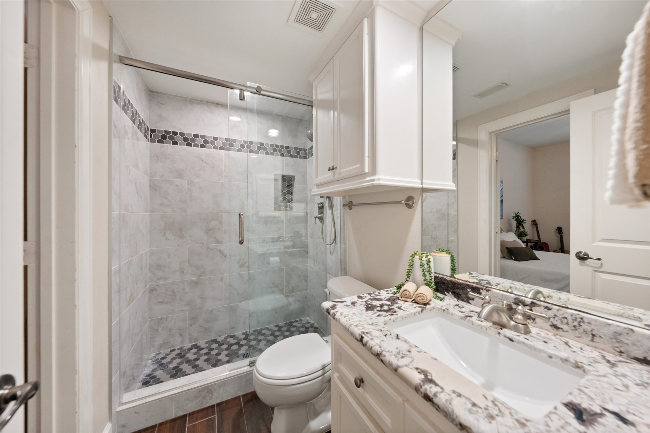 562 Bomar Street Houston, TX 77006 - Photo 23 of 28 Ensuite to 1st floor bedroom/Office