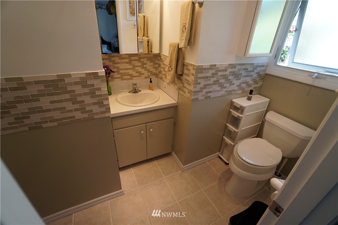 9040 Meridian Place North Seattle, WA 98103 - Photo 12 of 22 Gallery Image 12