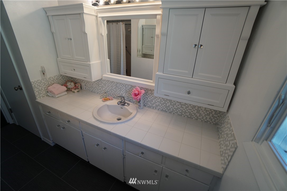 9040 Meridian Place North Seattle, WA 98103 - Photo 14 of 22 Gallery Image 14