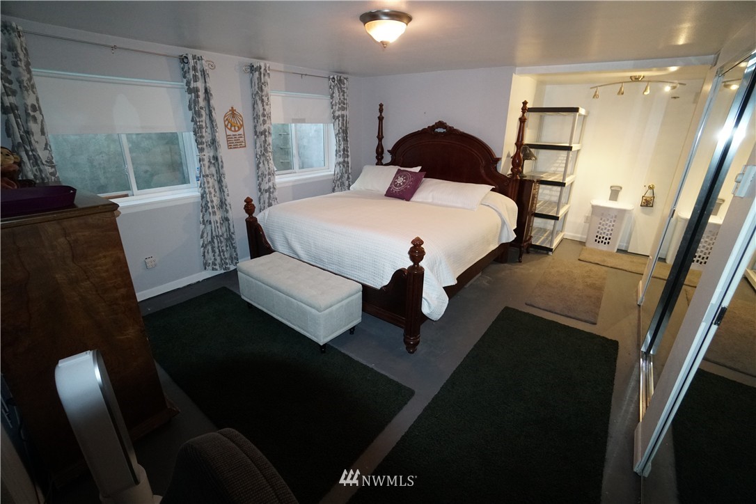 9040 Meridian Place North Seattle, WA 98103 - Photo 16 of 22 Gallery Image 16
