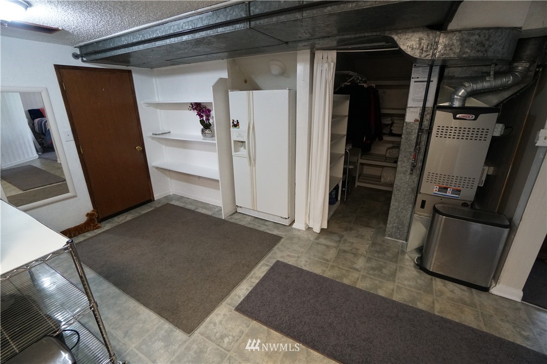 9040 Meridian Place North Seattle, WA 98103 - Photo 18 of 22 Gallery Image 18