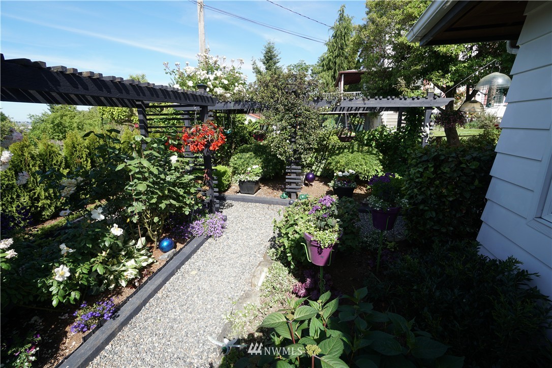 9040 Meridian Place North Seattle, WA 98103 - Photo 20 of 22 Gallery Image 20
