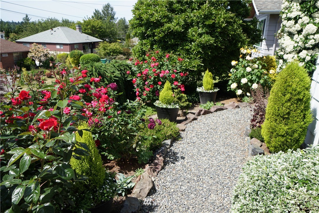 9040 Meridian Place North Seattle, WA 98103 - Photo 21 of 22 Gallery Image 21