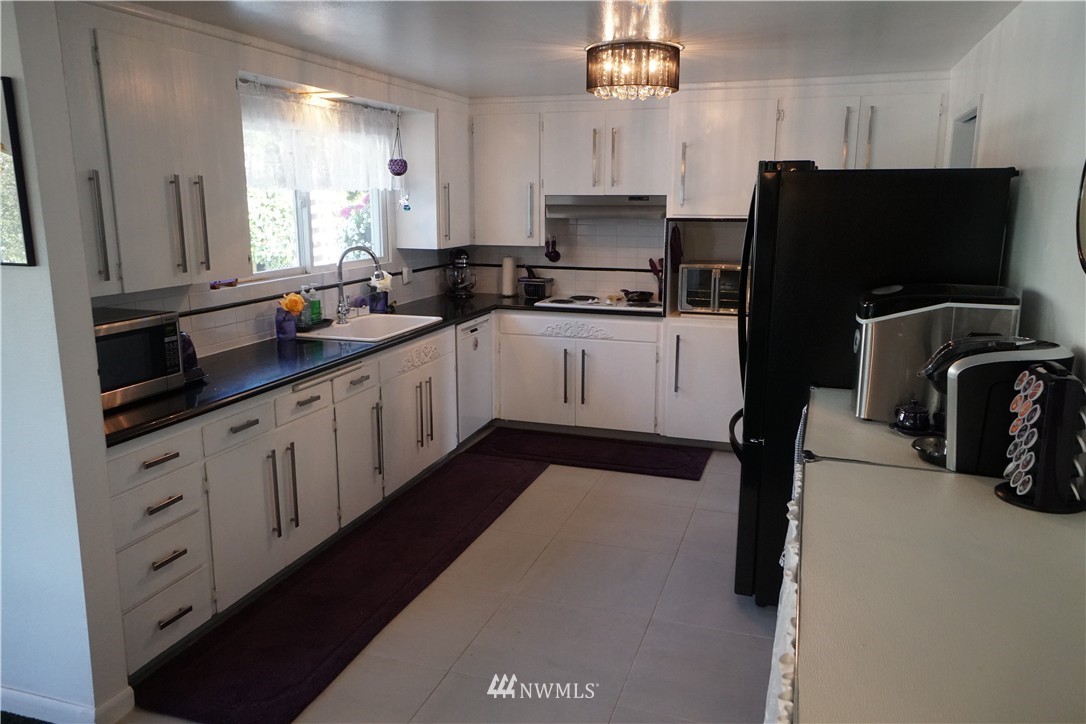 9040 Meridian Place North Seattle, WA 98103 - Photo 4 of 22 Gallery Image 4