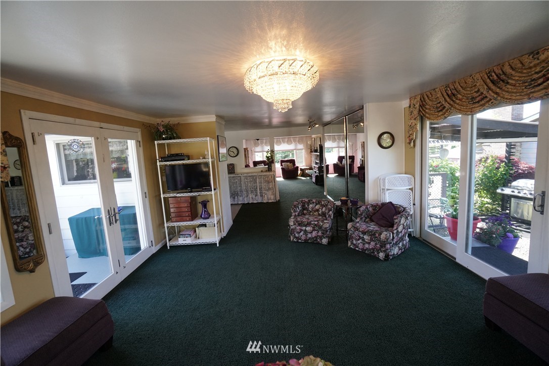 9040 Meridian Place North Seattle, WA 98103 - Photo 5 of 22 Gallery Image 5