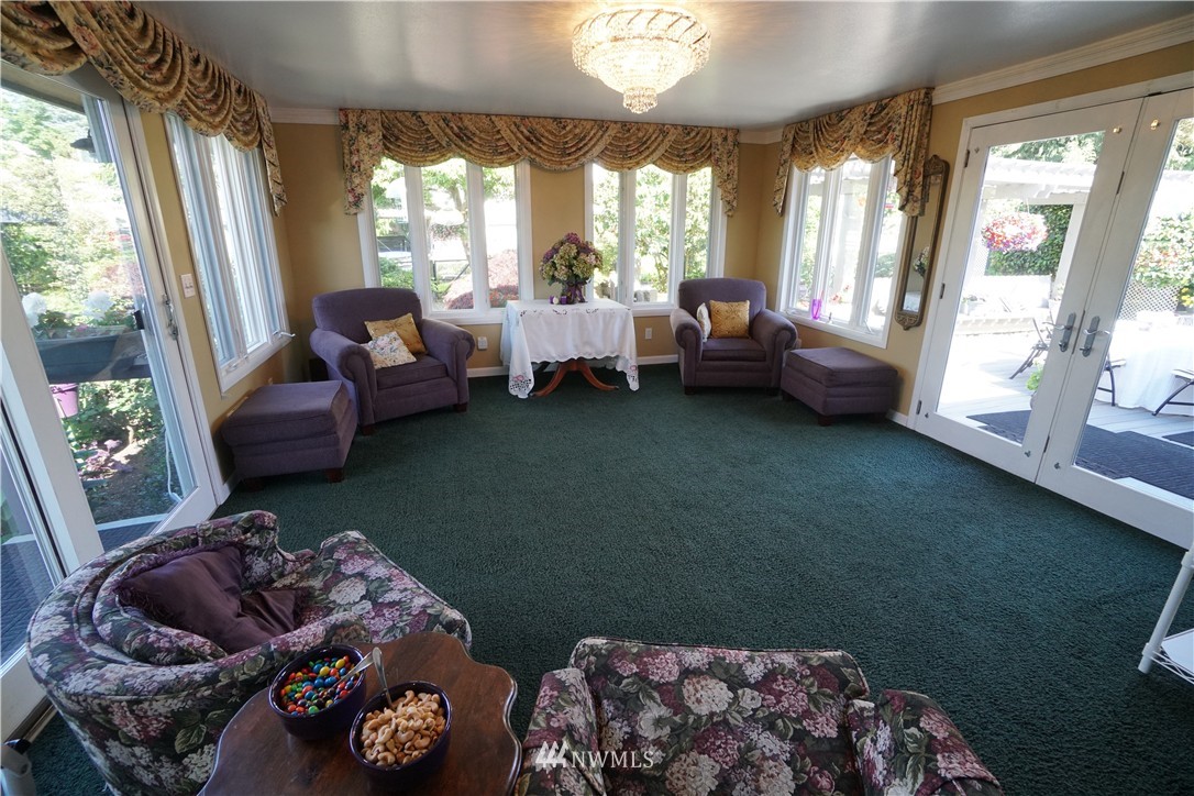 9040 Meridian Place North Seattle, WA 98103 - Photo 6 of 22 Gallery Image 6