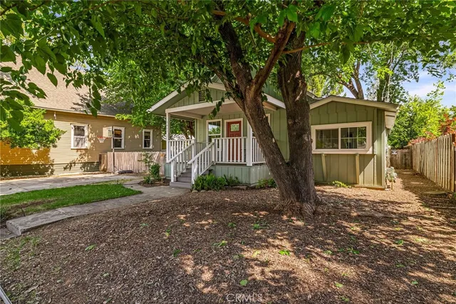 a view of a livingroom with a ceiling fan and wooden floor