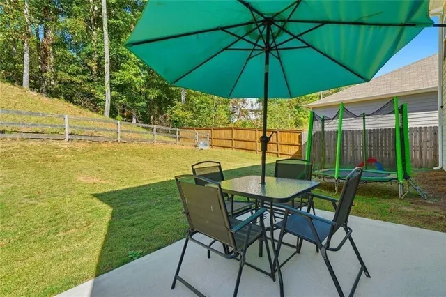 a picture of a wall with a white and white walls