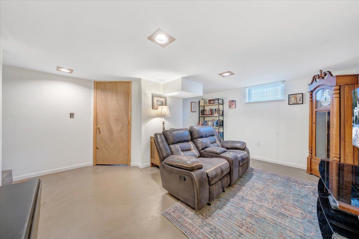 1868 Carlton Road Southwest Roanoke, VA 24015 - Photo 24 of 37 34-MIB08653