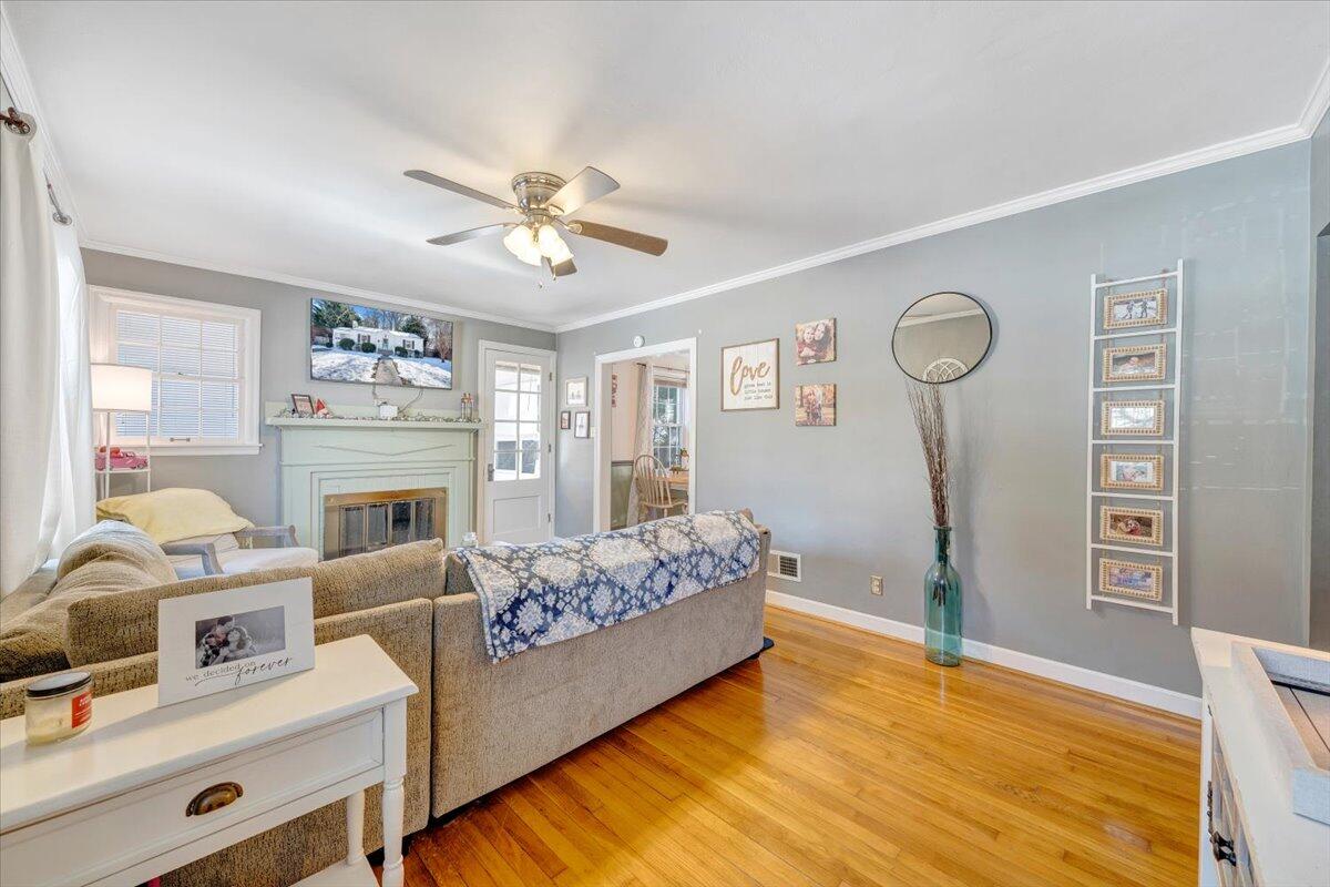 1868 Carlton Road Southwest Roanoke, VA 24015 - Photo 5 of 37 05-MIB08572