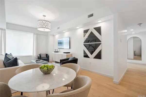 $1,259,500 | 218 Middle Neck Road, Unit 108, Great Neck, NY 11021