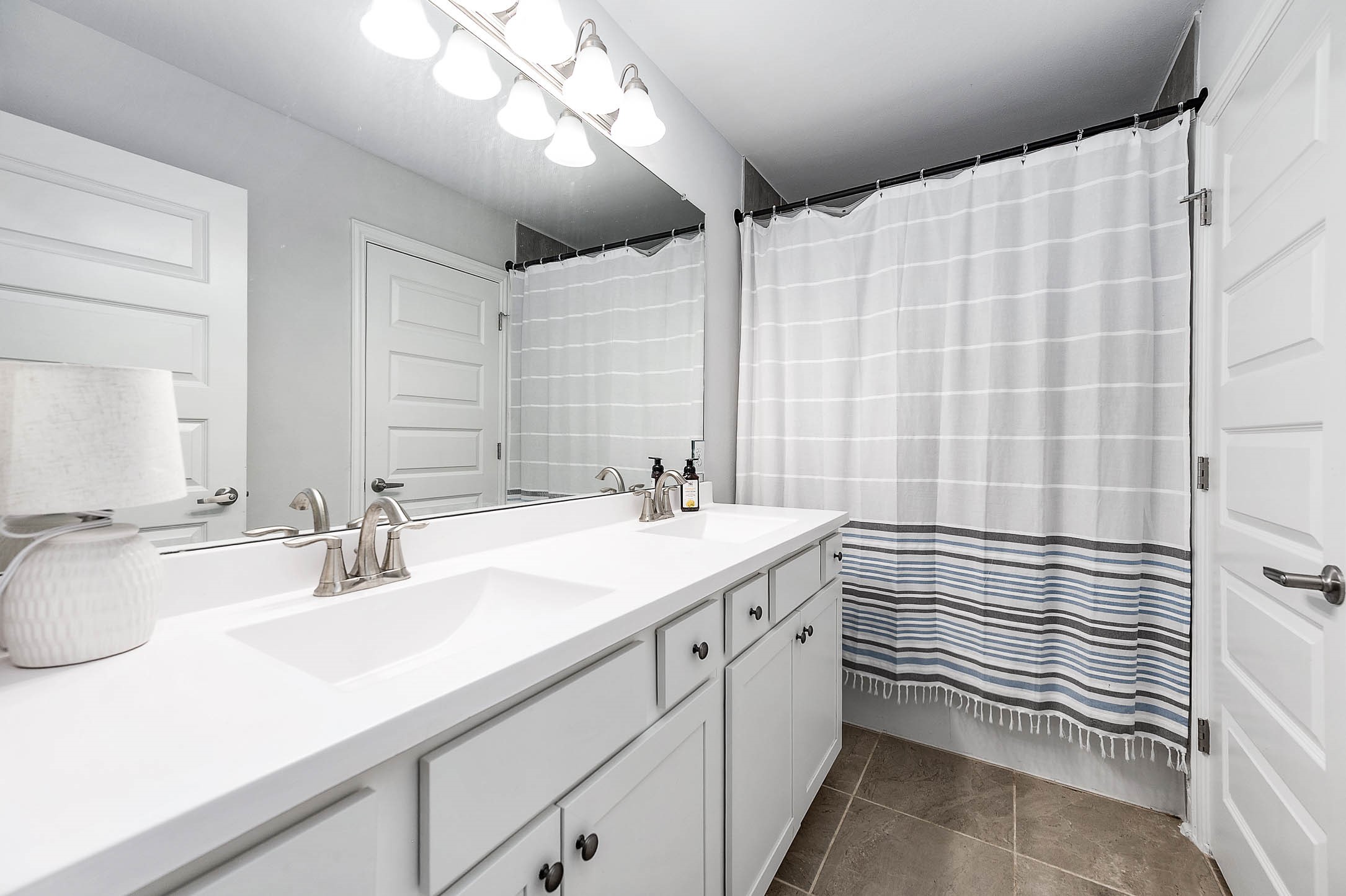 305 Bryan Way Angleton, TX 77515 - Photo 25 of 31 Secondary Bathroom