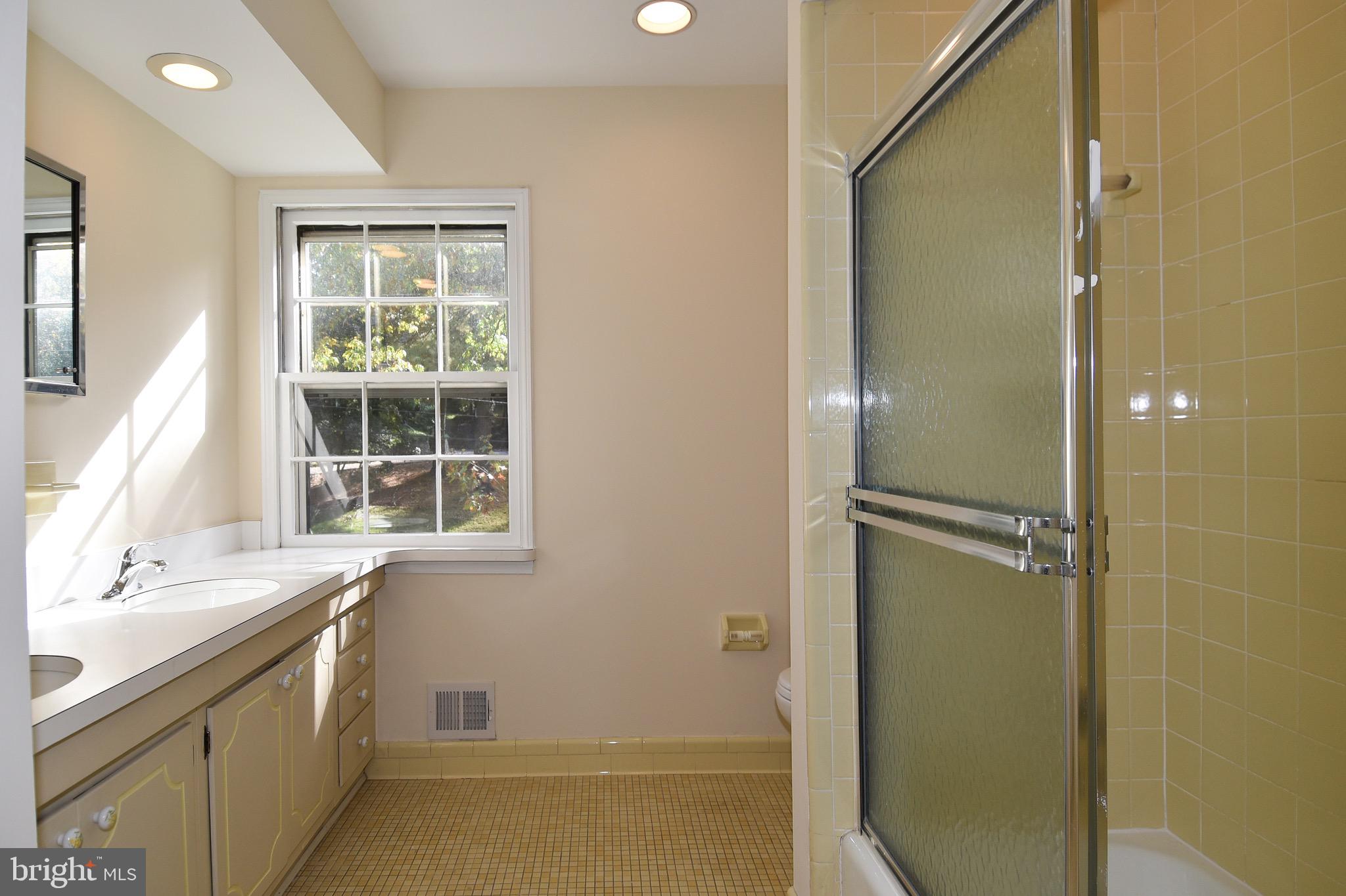 8011 Greentree Road Bethesda, MD 20817 - Photo 41 of 55 Upper Level Hall Bath