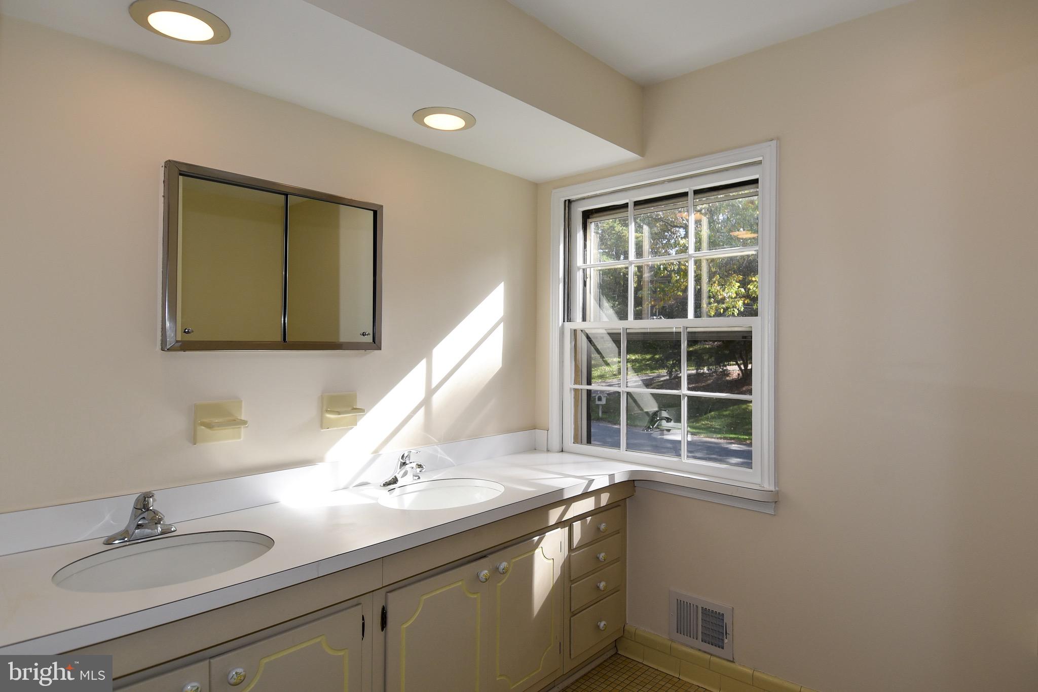 8011 Greentree Road Bethesda, MD 20817 - Photo 42 of 55 Upper Level Hall Bath