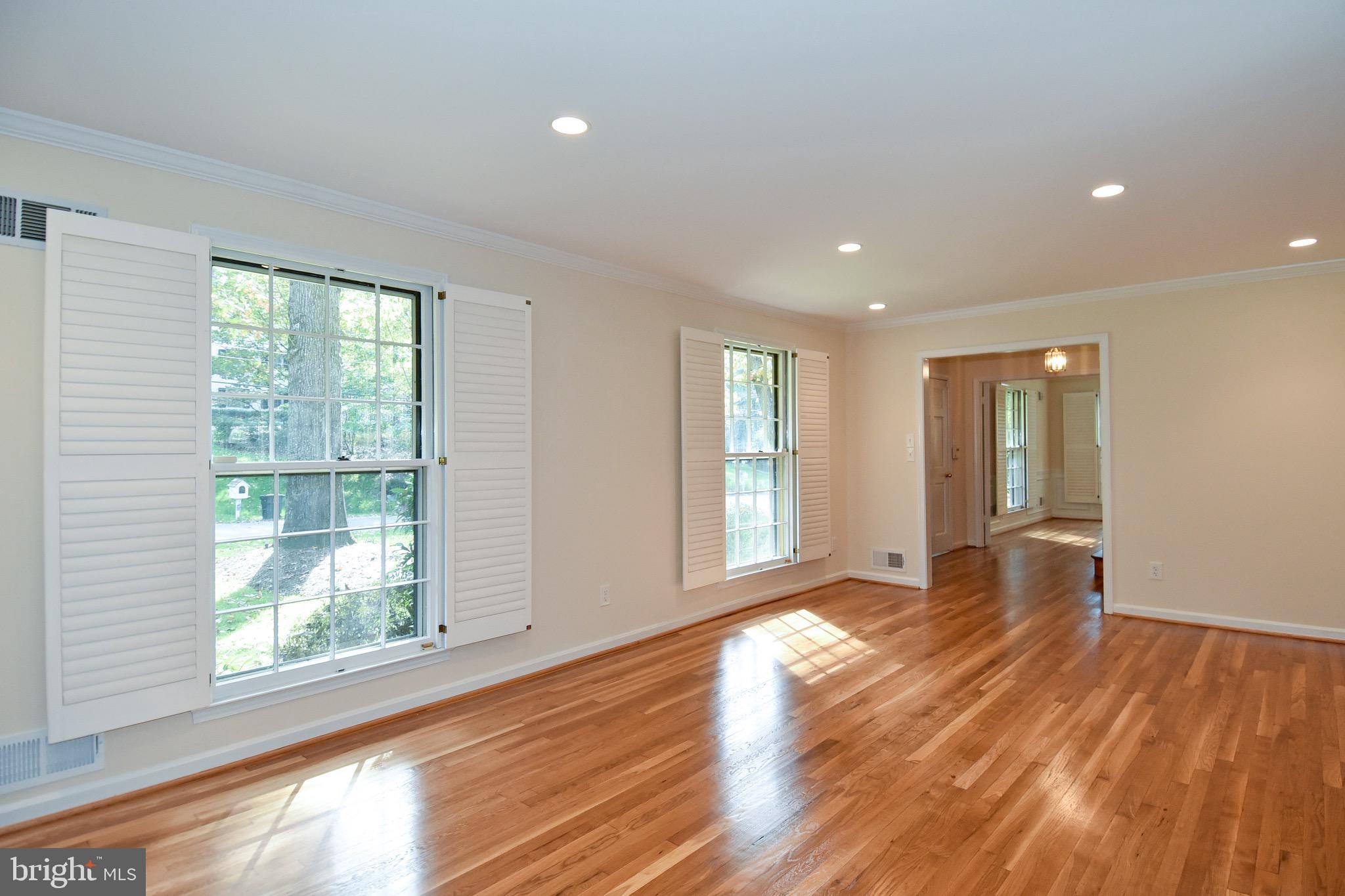 8011 Greentree Road Bethesda, MD 20817 - Photo 10 of 55 Living Room