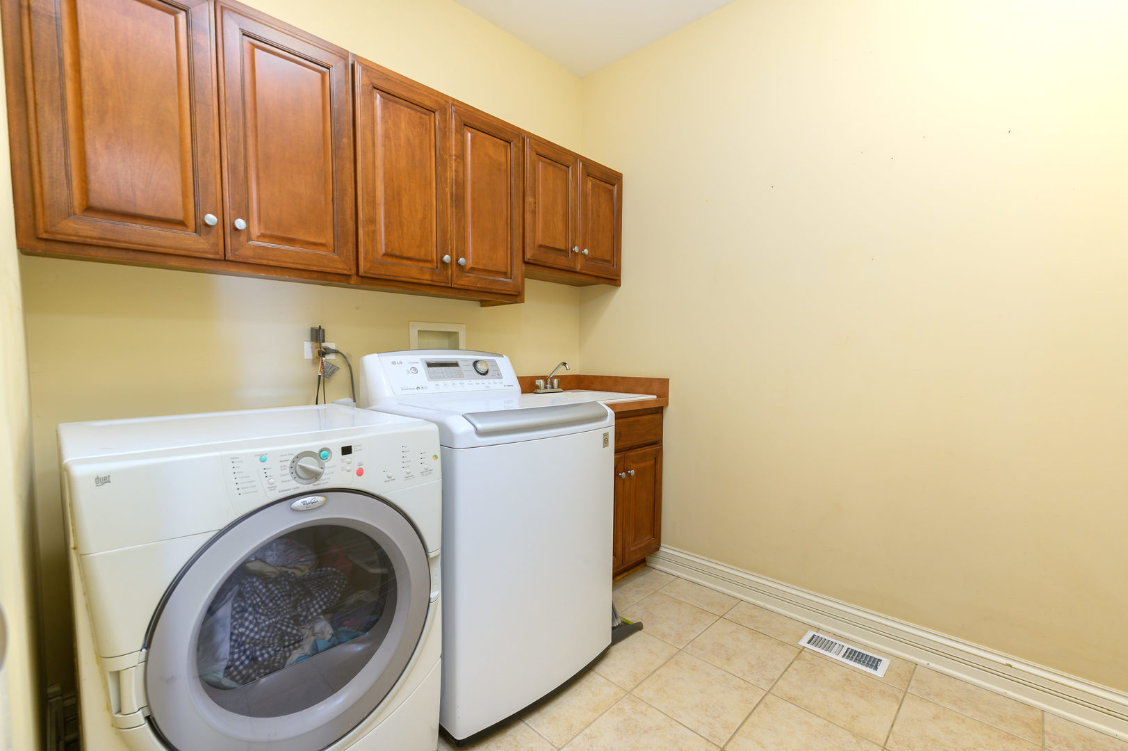 3416 Frankstowne Drive Naperville, IL 60565 - Photo 30 of 41 a utility room with dryer and washer