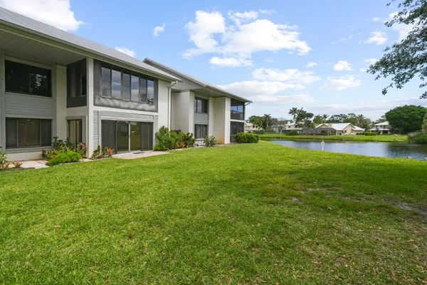$2,300 | 2233 Northwest 22nd Avenue, Unit 102, Stuart, FL 34994