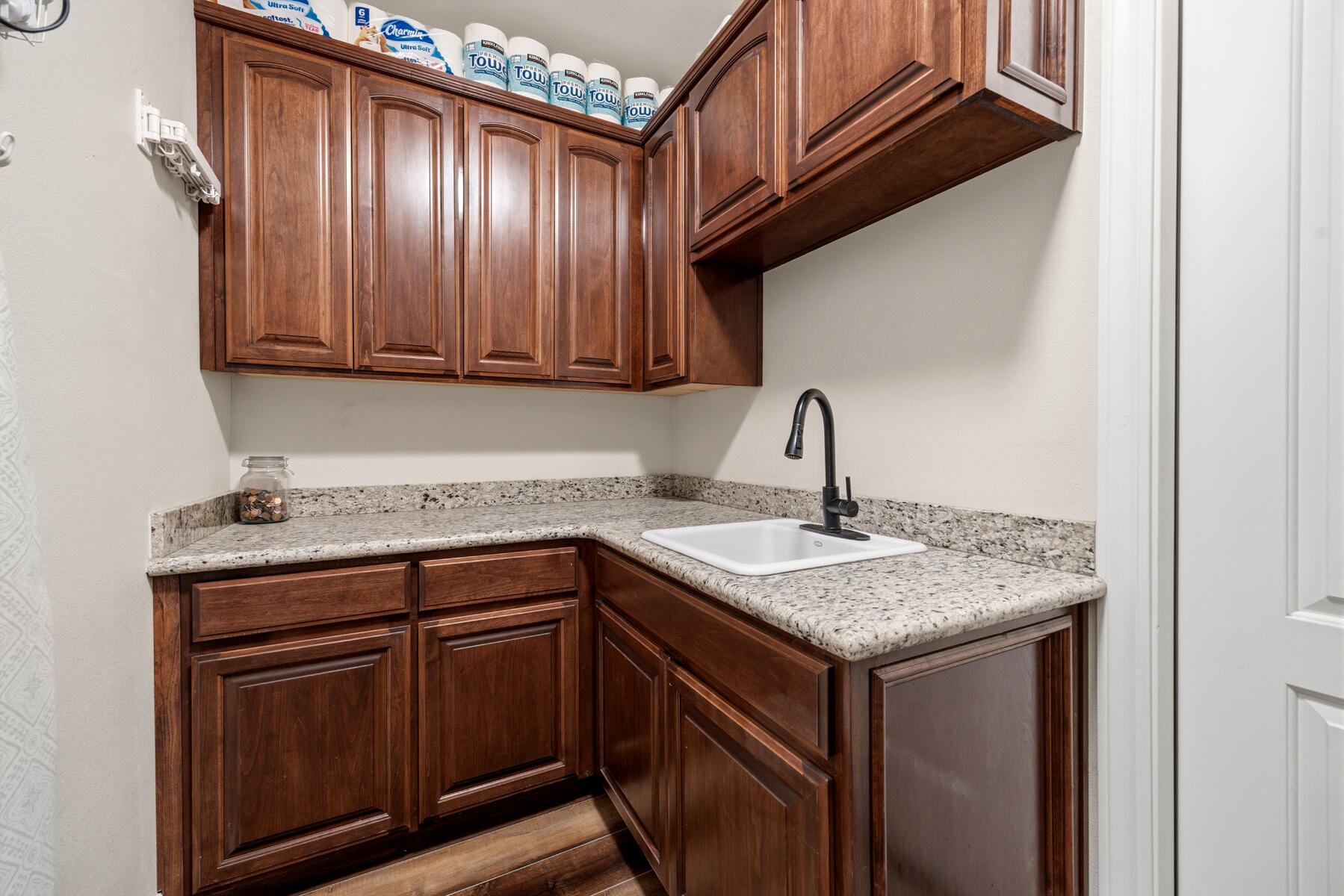 2208 West Benton Court Exeter, CA 93221 - Photo 32 of 84 32 - Laundryroom (2)