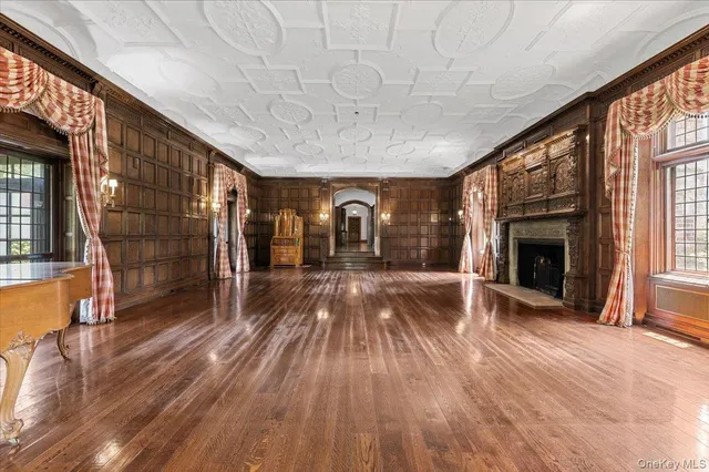 a view of entryway with a front door