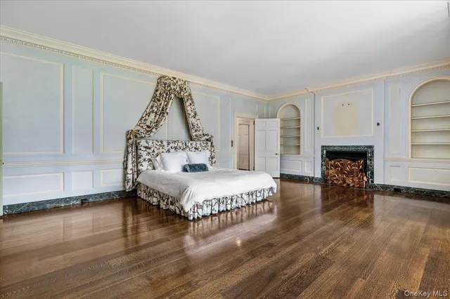 a view of an entryway with a livingroom