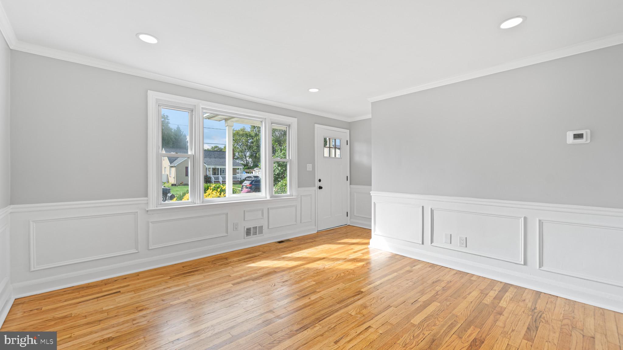 5713 Moore Street Brooklyn, MD 21225 - Photo 22 of 31 Living Room