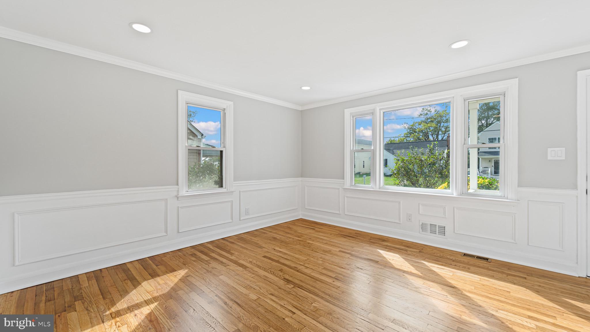 5713 Moore Street Brooklyn, MD 21225 - Photo 23 of 31 Living Room
